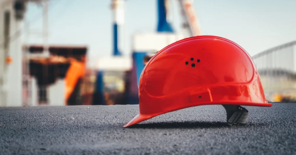 Industriarbetare använder hjälm, skyddsglasögon och skyddskläder